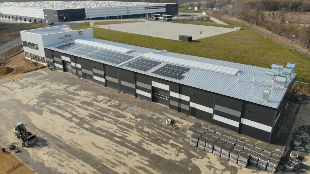 Fotowoltaika — hala produkcyjna (dron)
